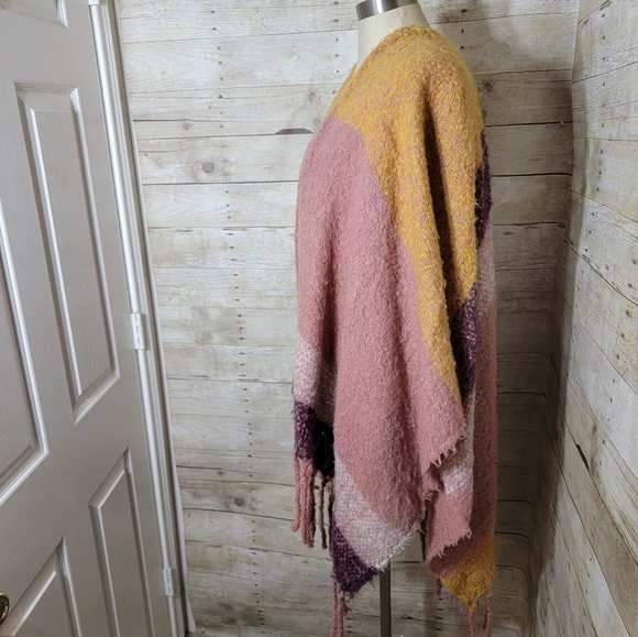 The accessory collective fringe wrap - Picture 2 of 4